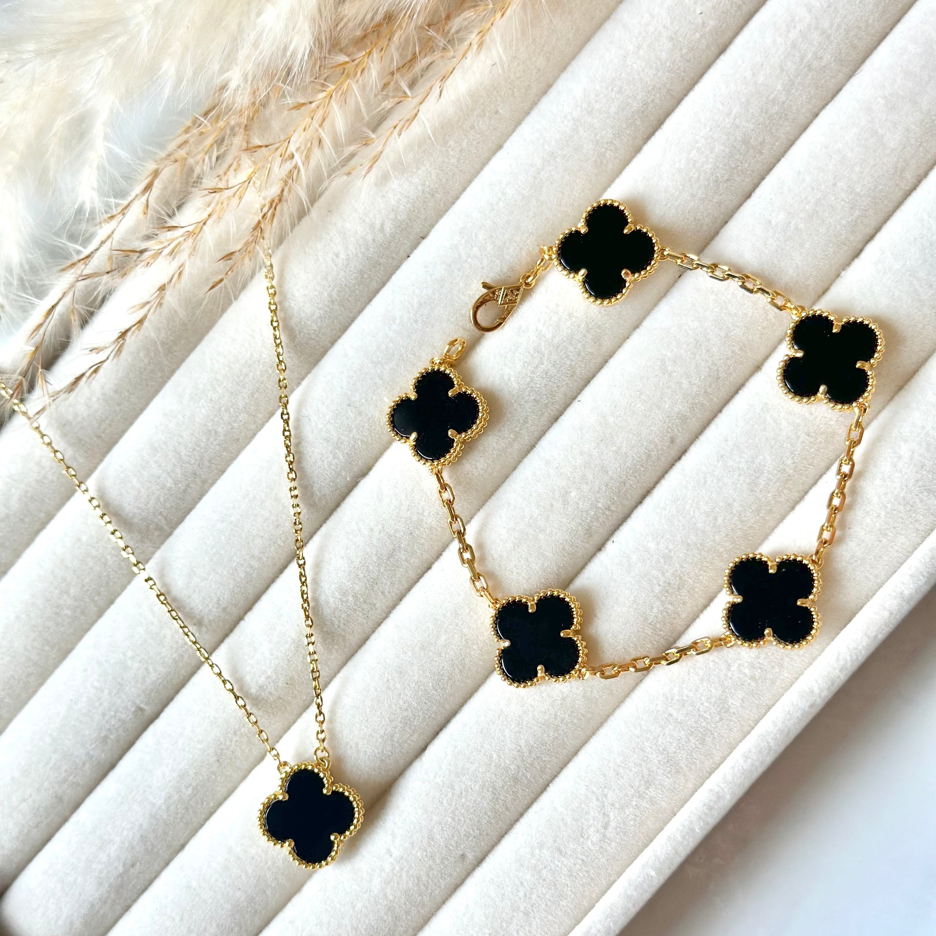 Alhambra Vintage Set: The Elegance of the Clover (Necklace, Bracelet, and Earrings)
