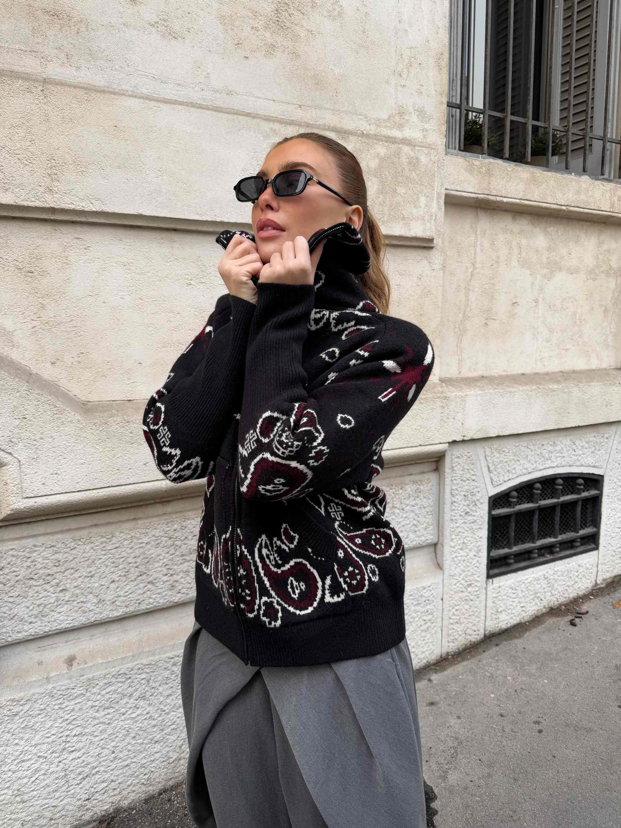 Cardigan Gris con Estampado Bandana