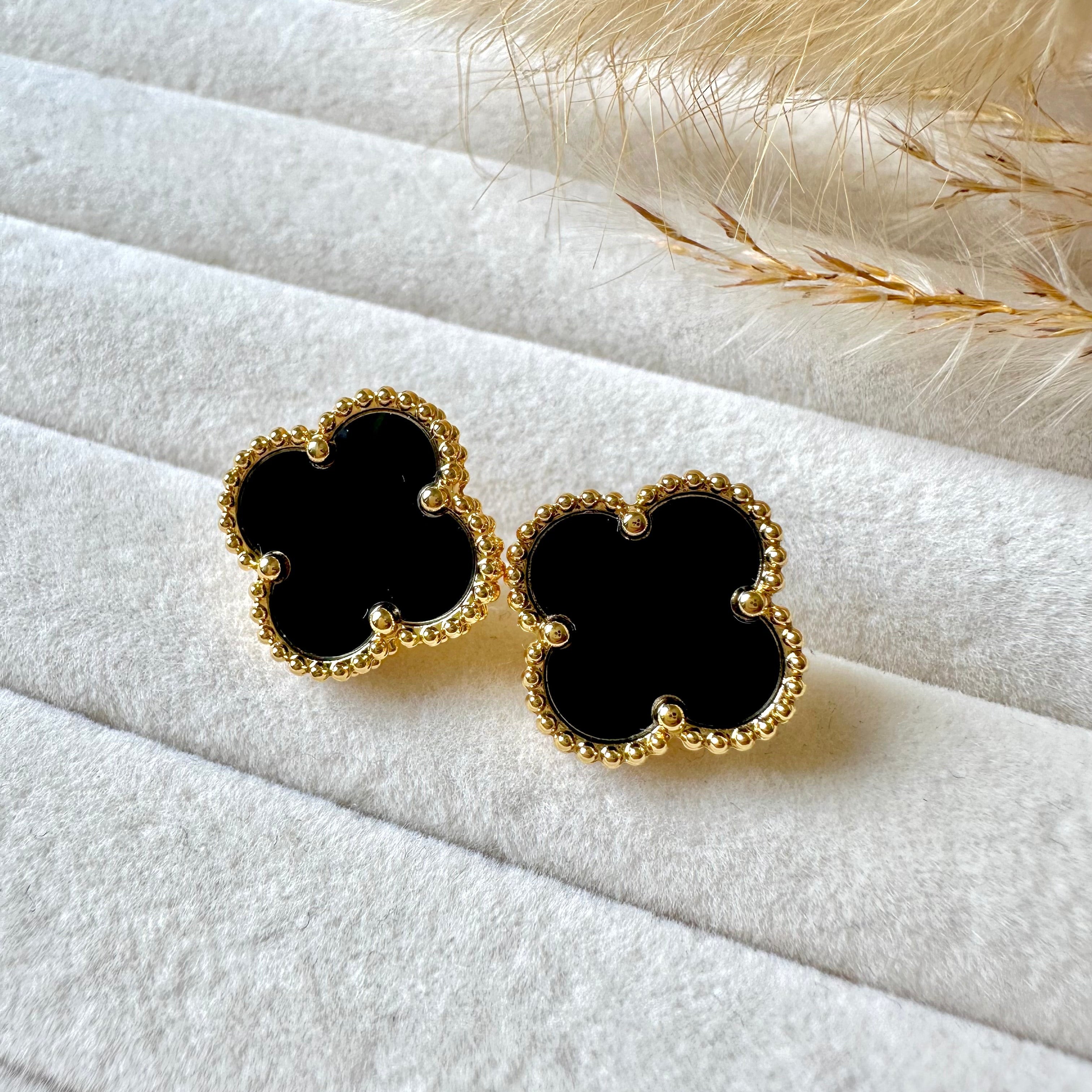 Alhambra Vintage Set: The Elegance of the Clover (Necklace, Bracelet, and Earrings)