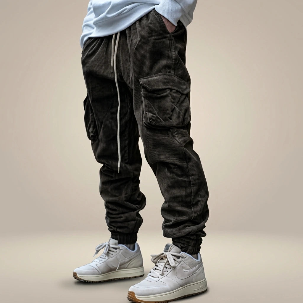 Pantalones Cargo Transpirables Con Cordón en la Cintura | Replace only the background of this product photo with a seamless warm greige studio backdrop — a soft neutral tone between light taupe and cream, with a subtle