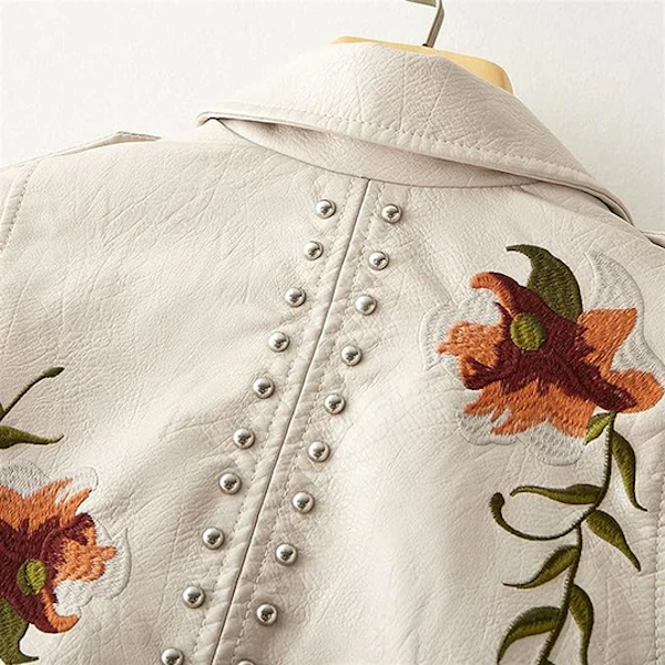 Victoria — Chamarra Bordada Floral con Tachuelas