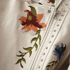Victoria — Chamarra Bordada Floral con Tachuelas